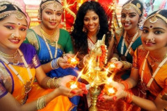 The newly crowned 24 year old Miss World Malaysia 2009 Thanuja Ananthan  (centre) lighthing up the kuttu Vilakku with much younger bharatanatyam dancer's  (from left) R.Sangitha Daarani 14, A.Lalitha 14, Kesavieshwari 16 and M.Yoges 17 to celebrating Deepavali.