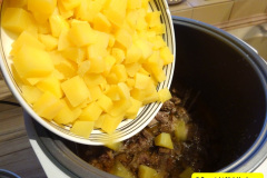 040.2024-12-24-Twas-Xmas-Eve-in-the-Work-House.-Your-Host-cooks-a-stew.-40-